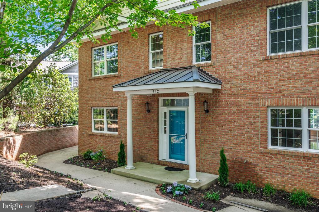 262 CAPOTE COURT E