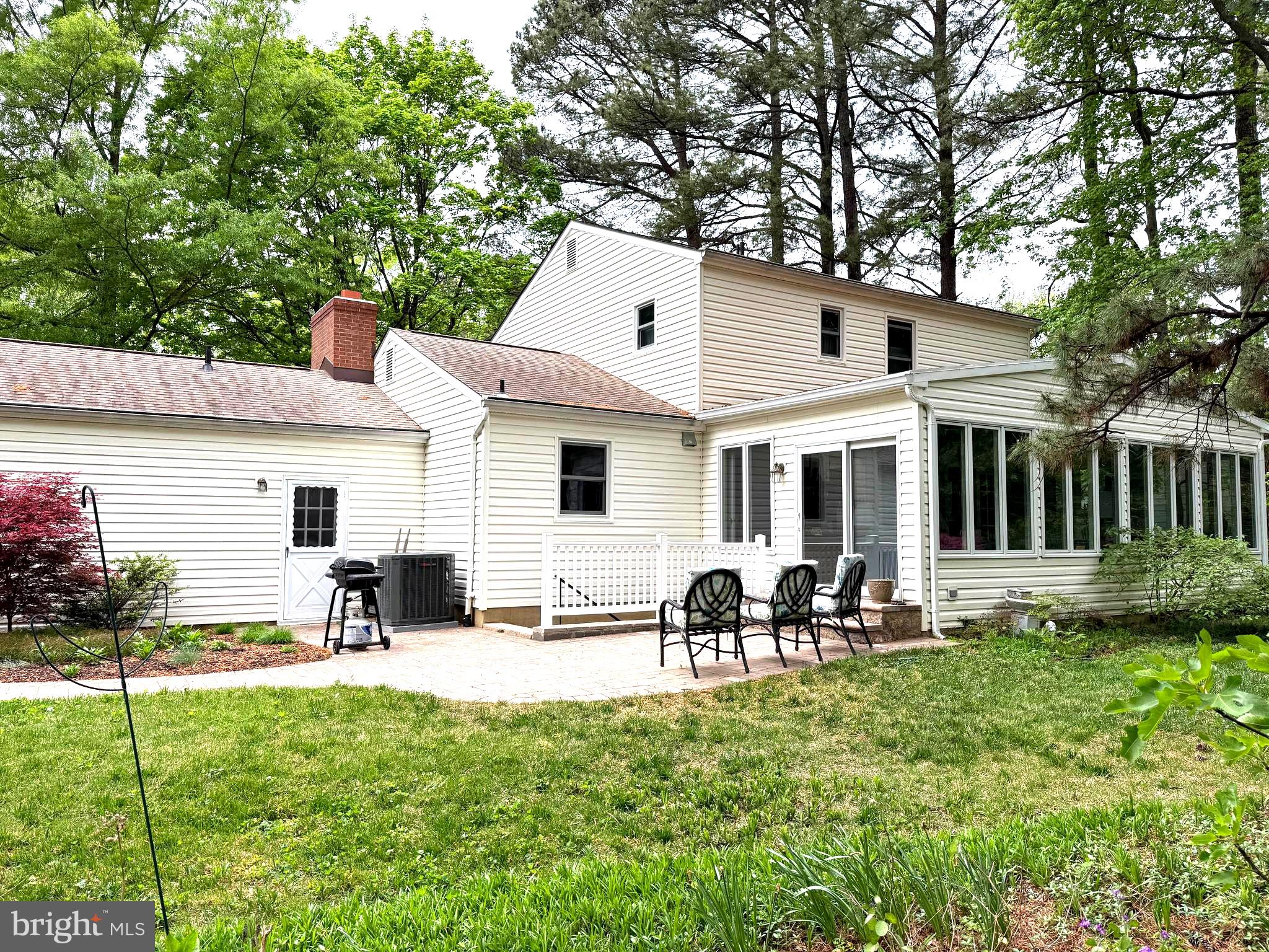 861 TWIN HARBOR DRIVE