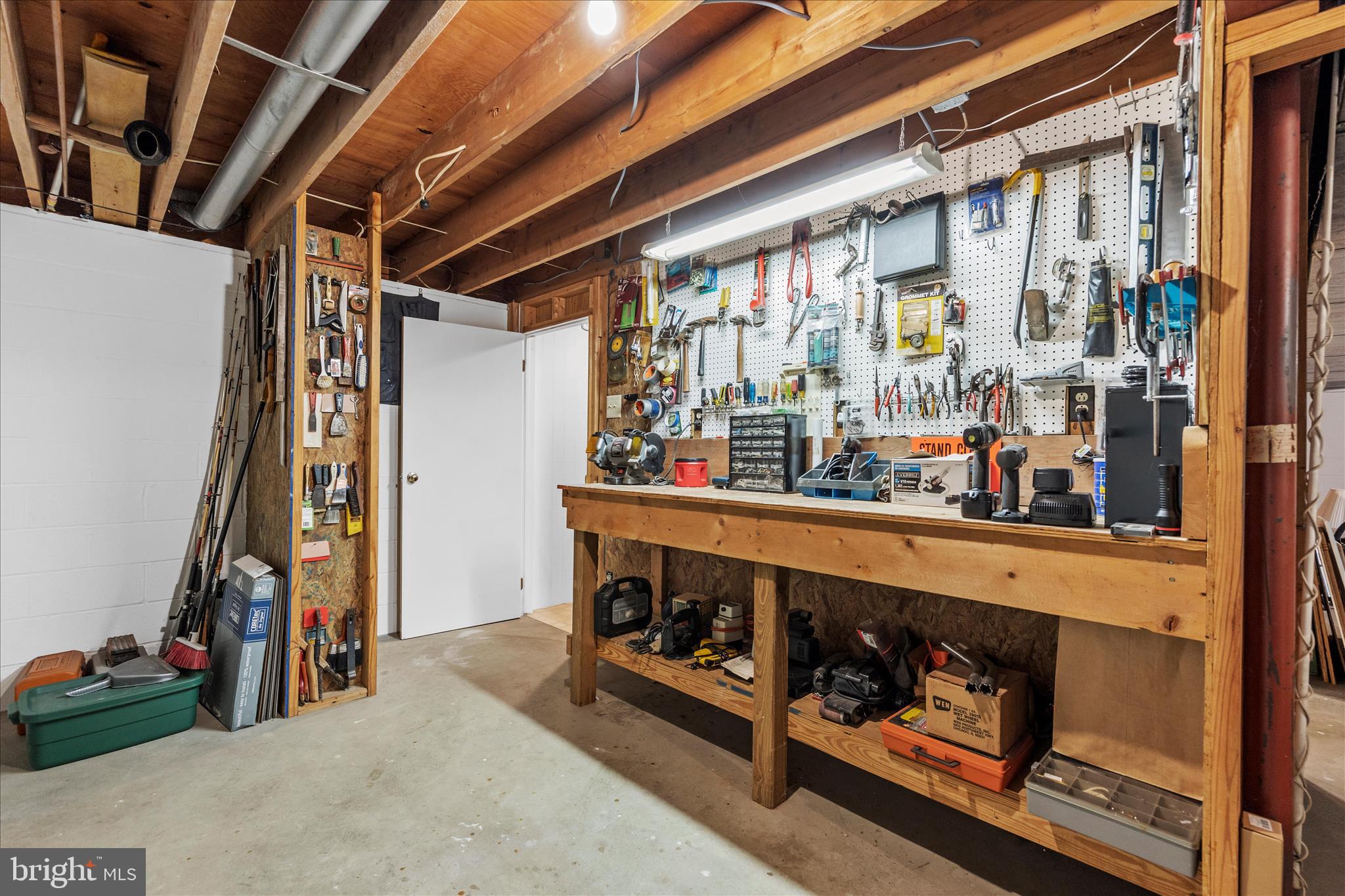 861 TWIN HARBOR DRIVE