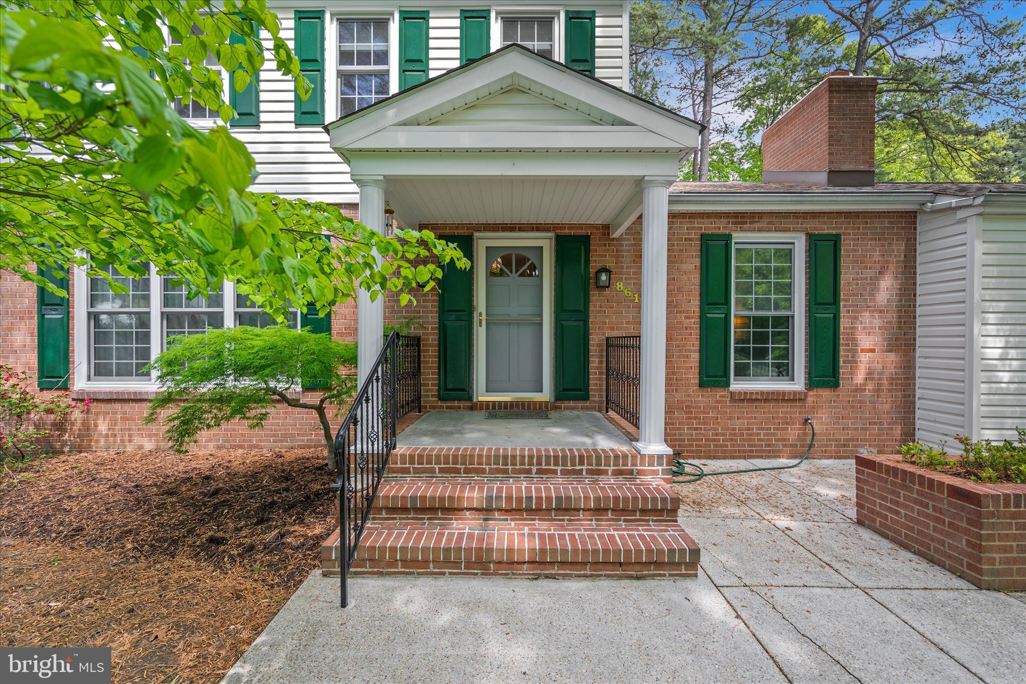 861 TWIN HARBOR DRIVE