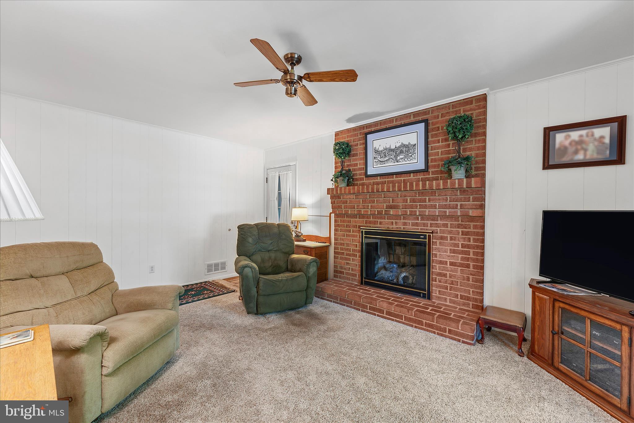 861 TWIN HARBOR DRIVE