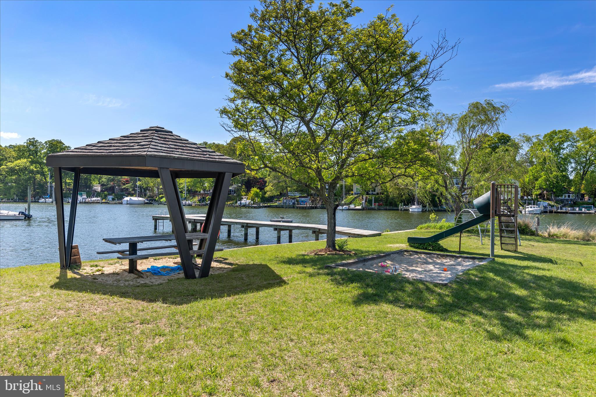 861 TWIN HARBOR DRIVE
