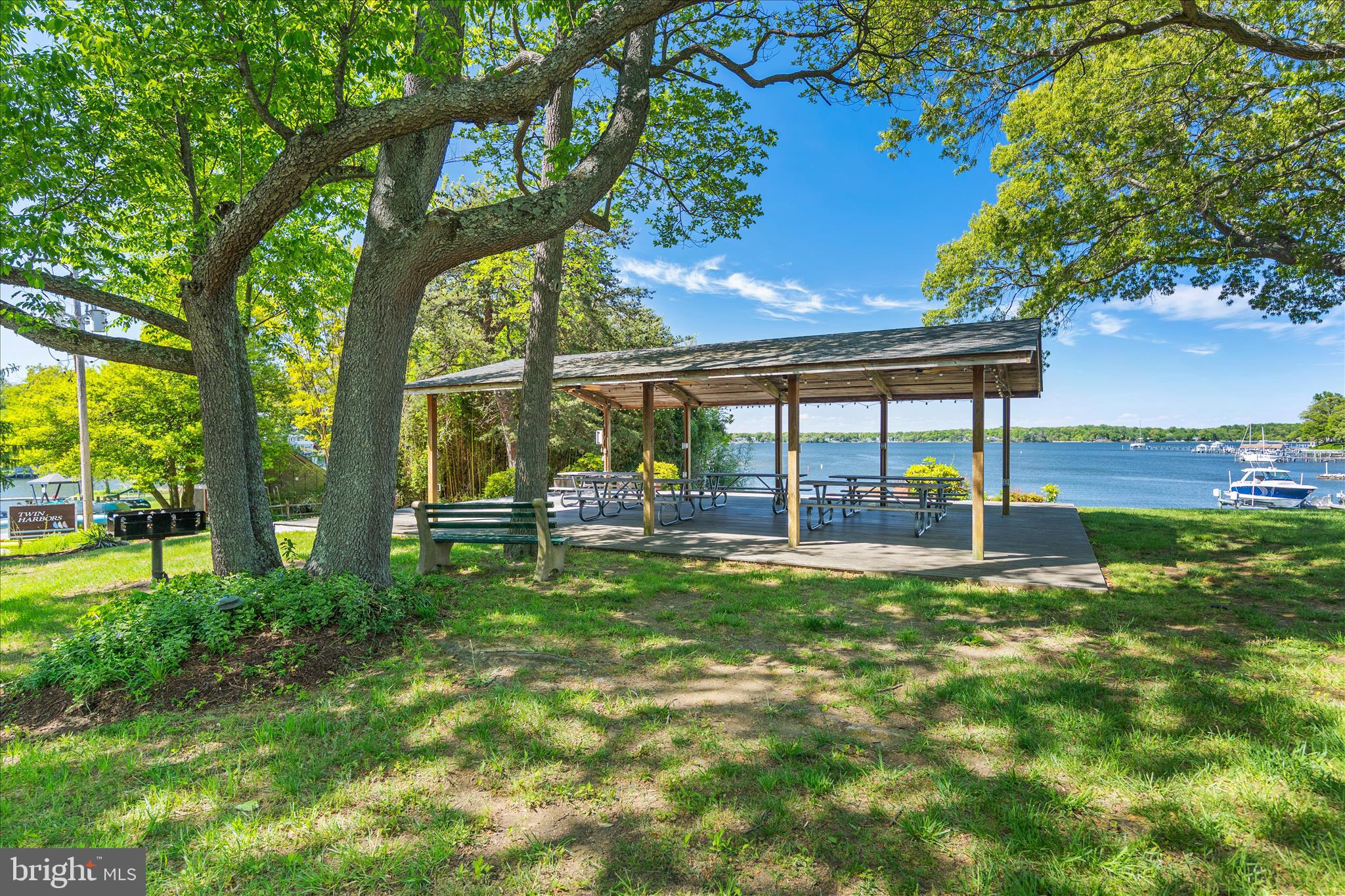 861 TWIN HARBOR DRIVE