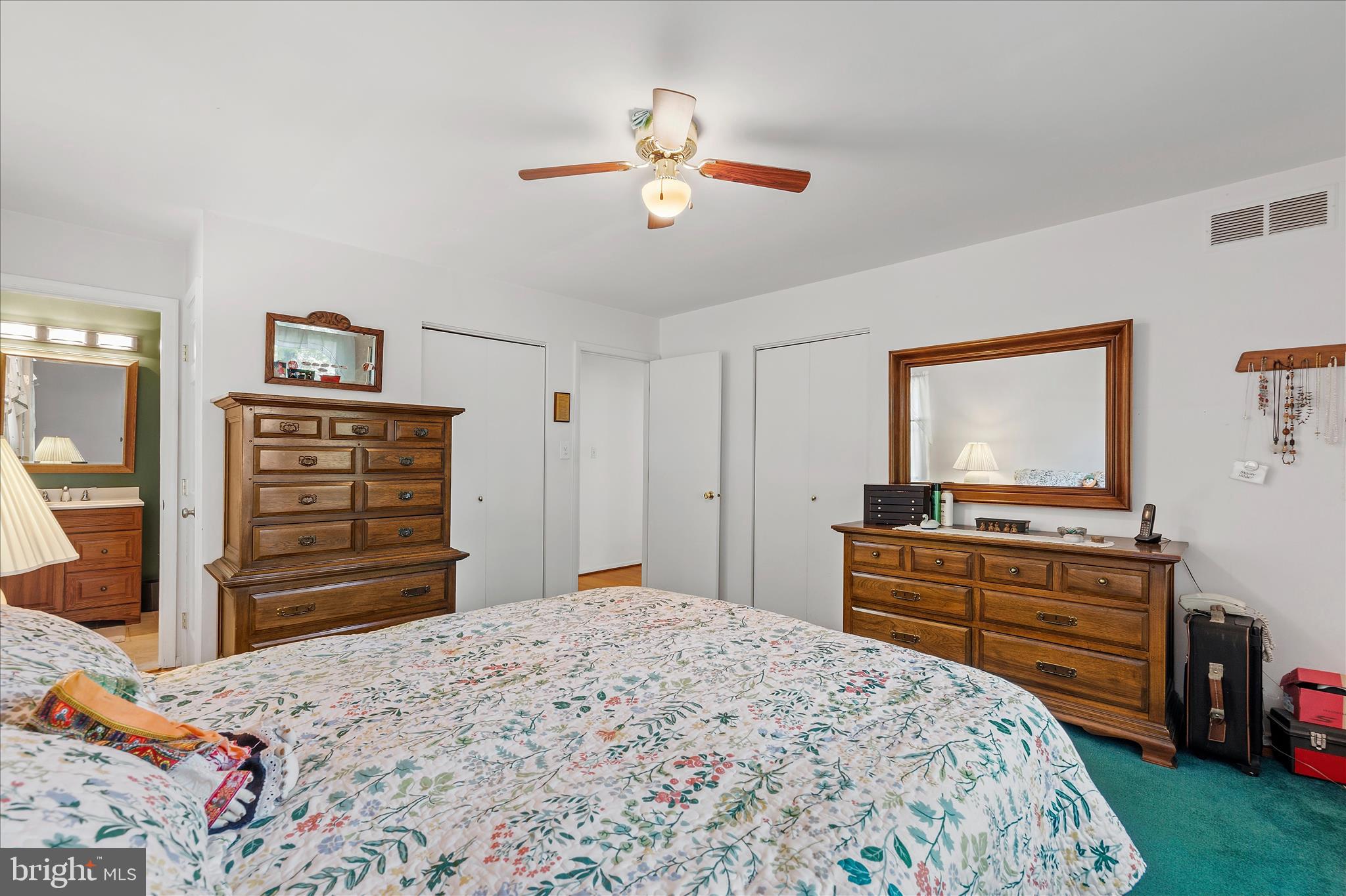 861 TWIN HARBOR DRIVE
