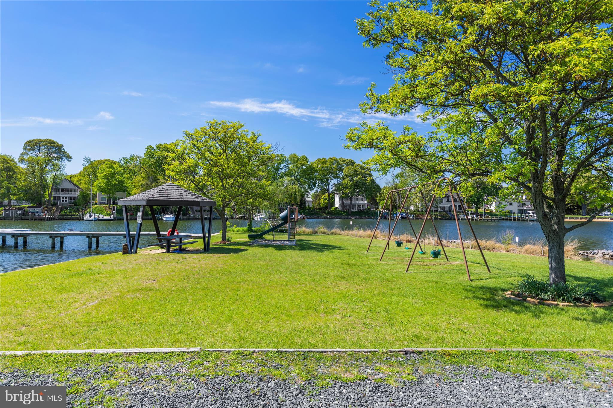 861 TWIN HARBOR DRIVE