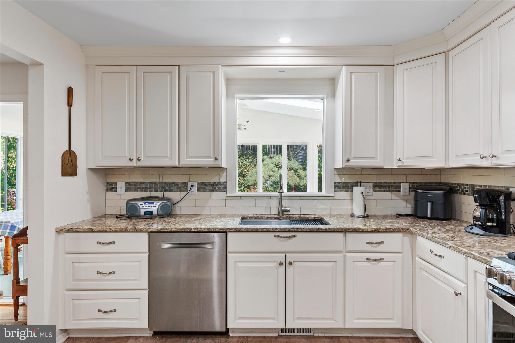861 TWIN HARBOR DRIVE