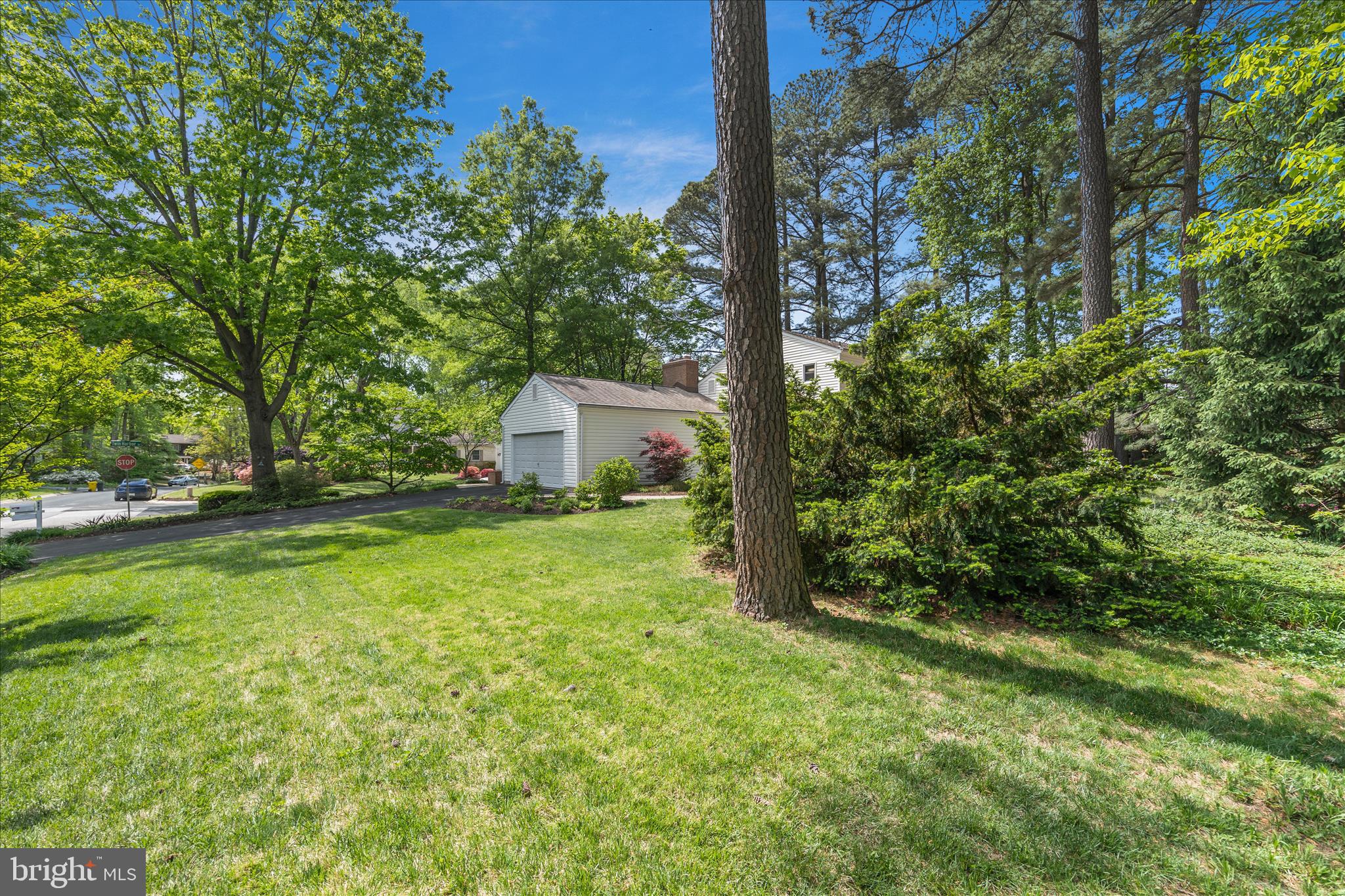 861 TWIN HARBOR DRIVE