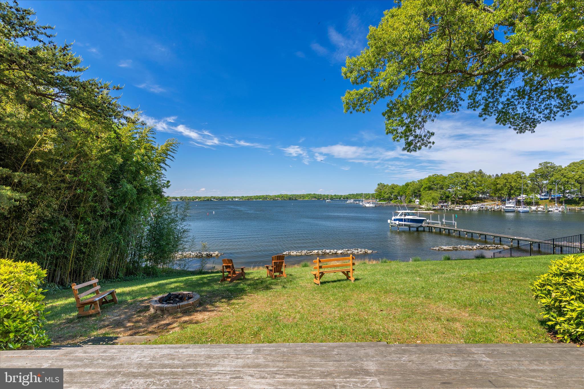 861 TWIN HARBOR DRIVE