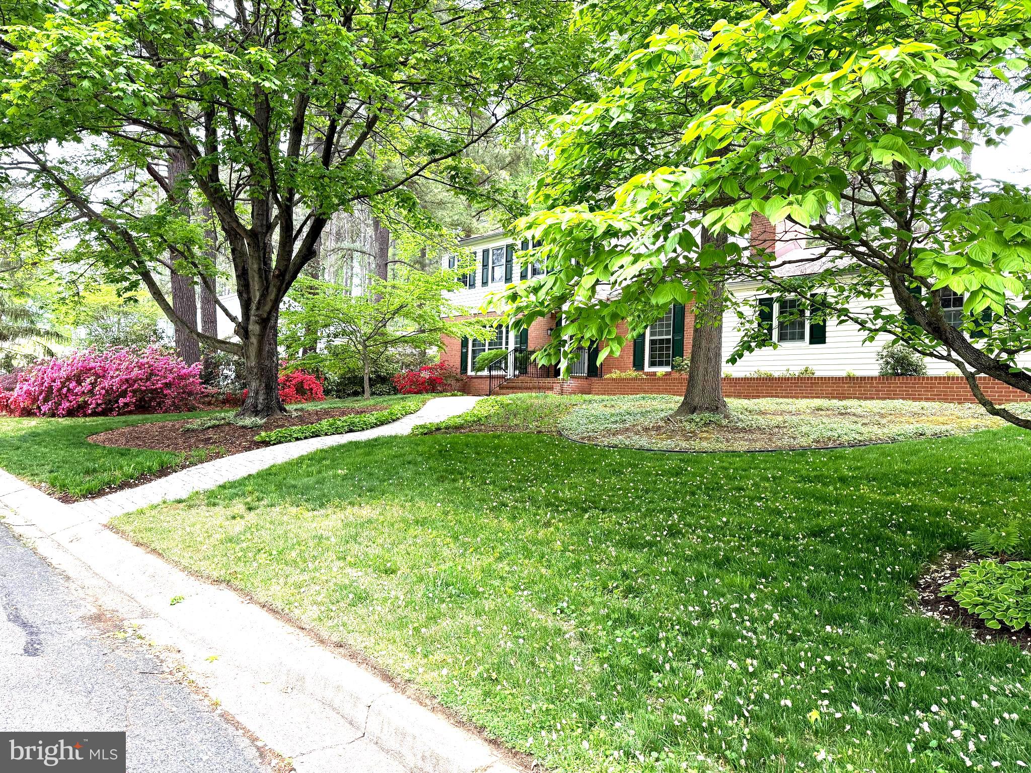 861 TWIN HARBOR DRIVE