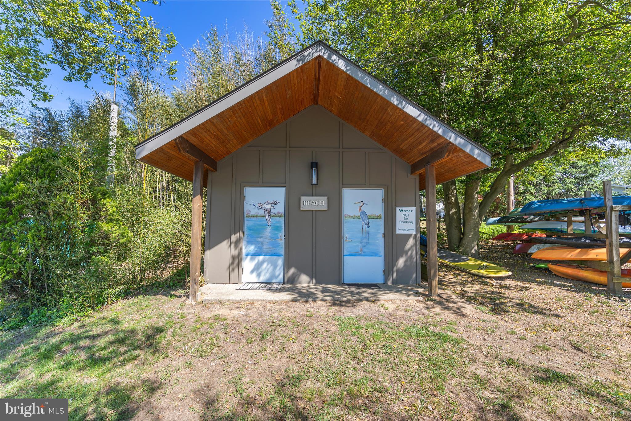 861 TWIN HARBOR DRIVE