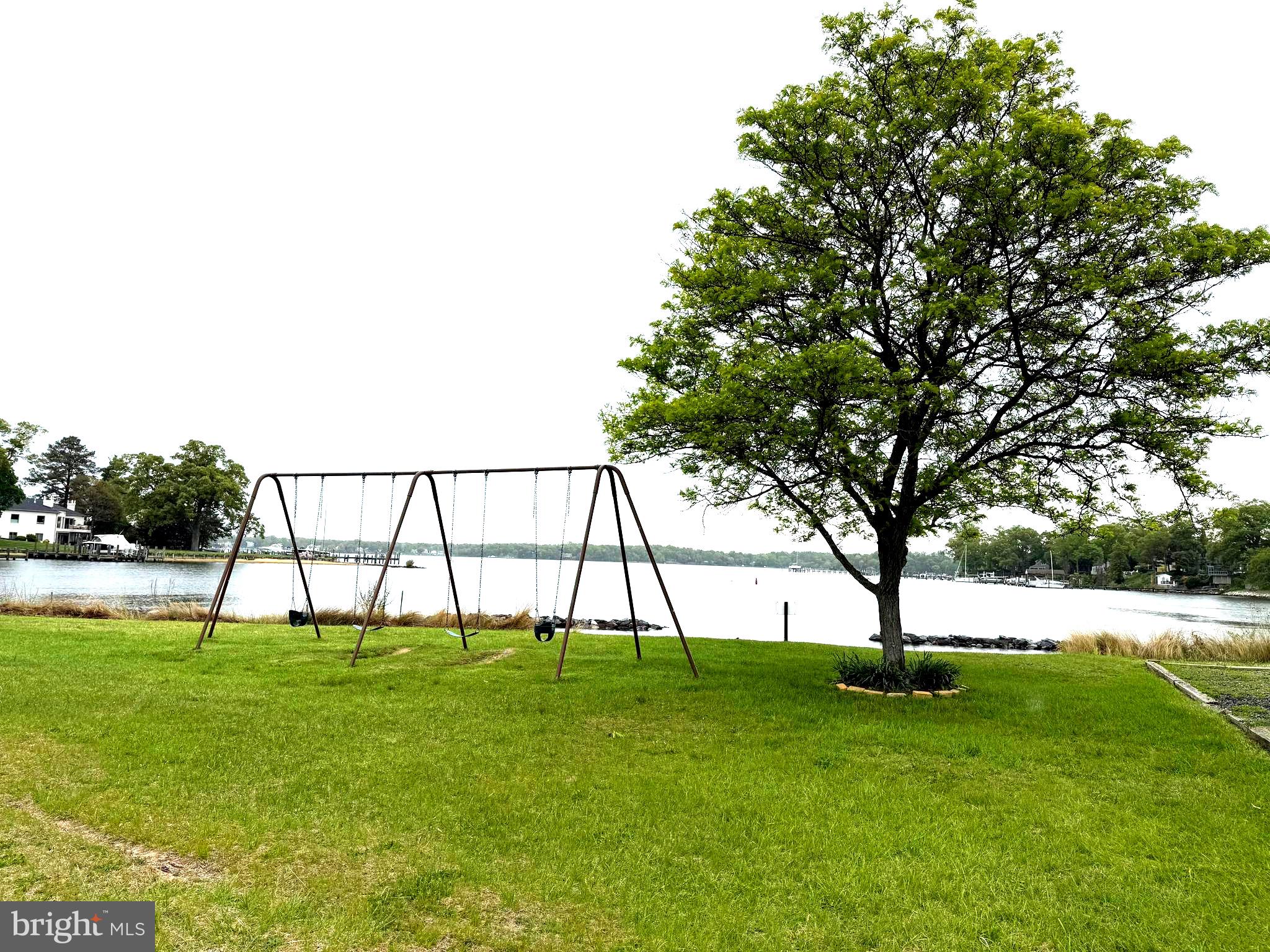 861 TWIN HARBOR DRIVE