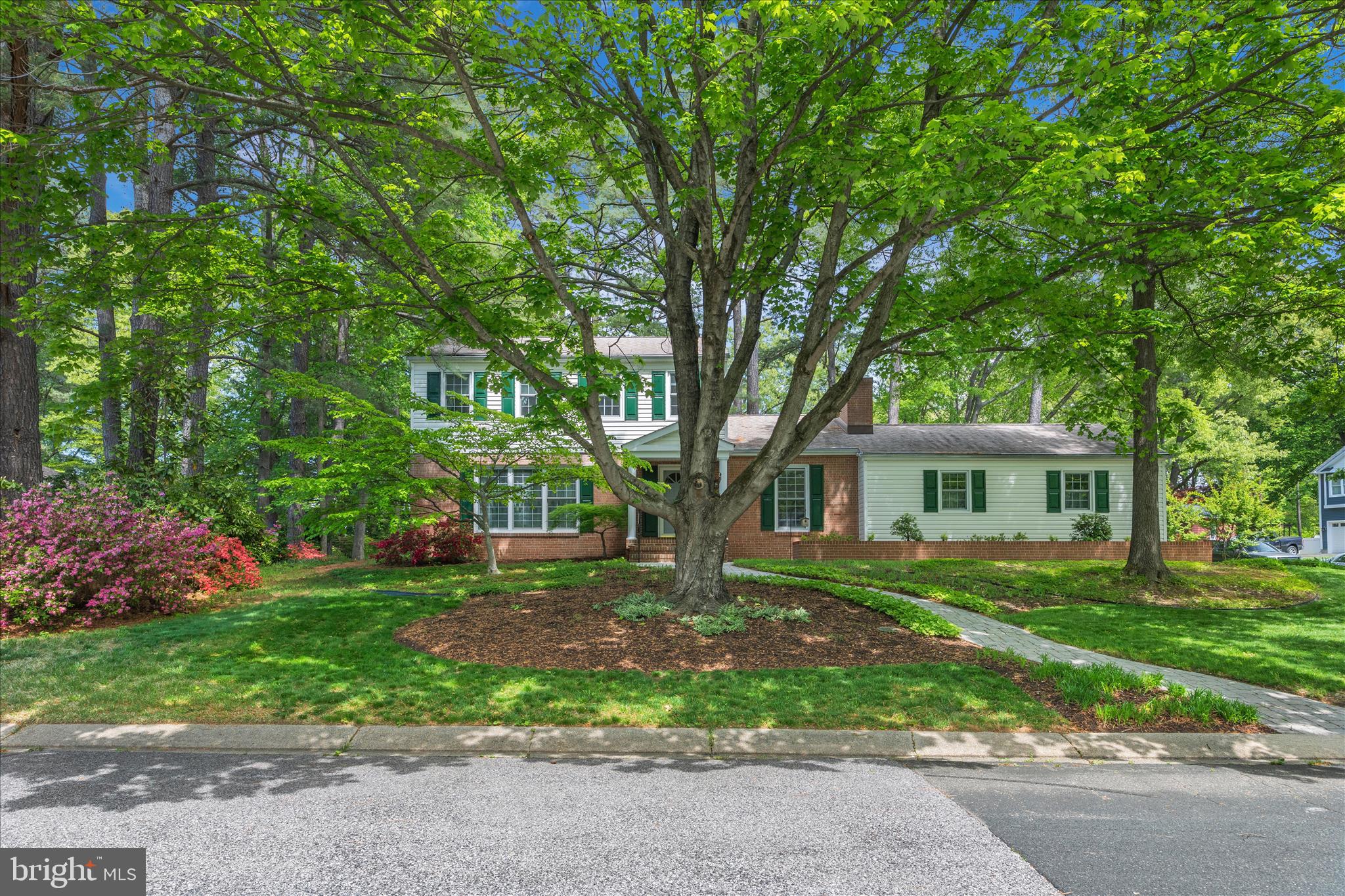 861 TWIN HARBOR DRIVE