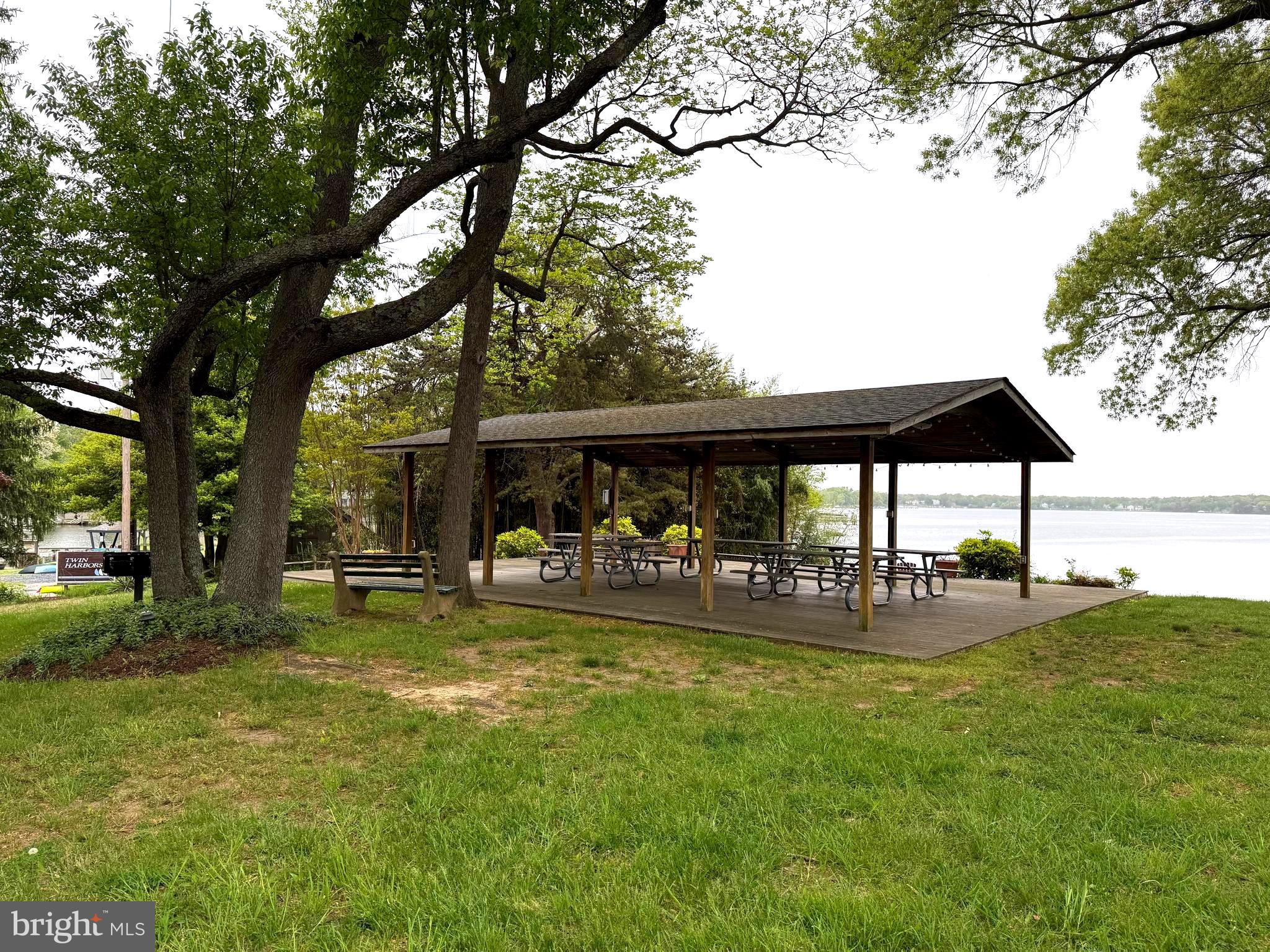 861 TWIN HARBOR DRIVE