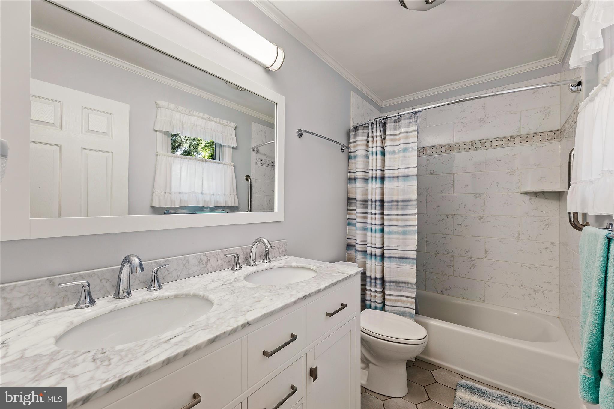 861 TWIN HARBOR DRIVE
