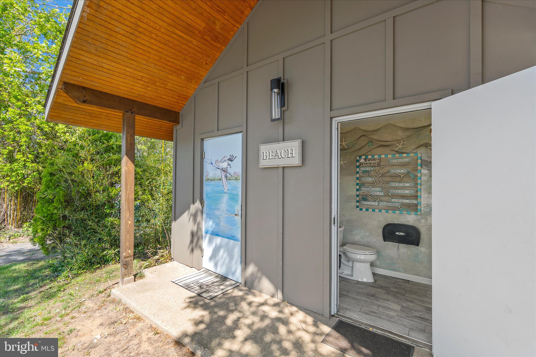 861 TWIN HARBOR DRIVE