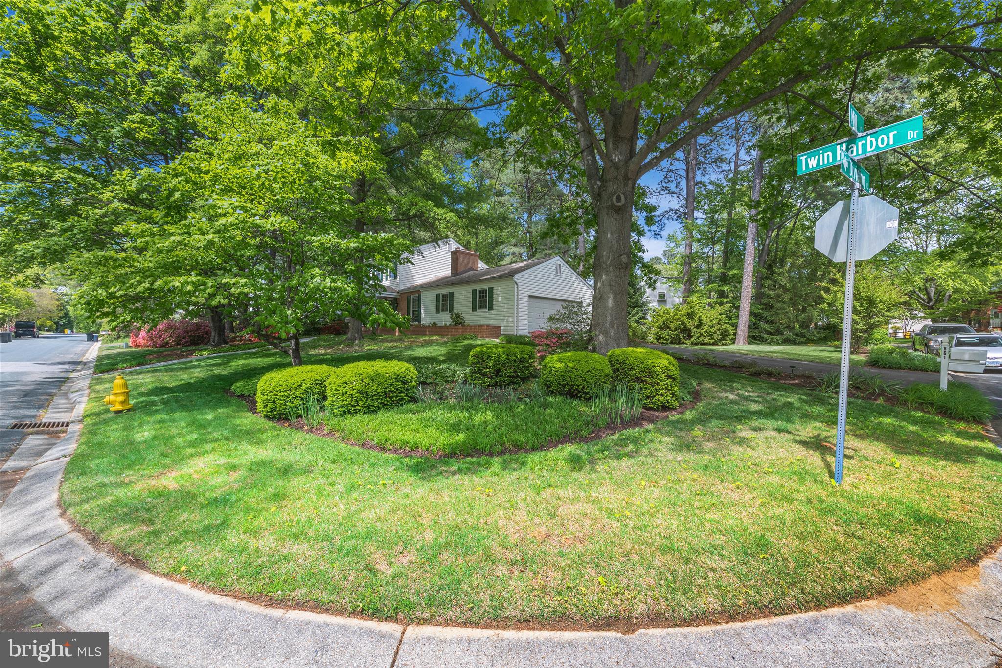 861 TWIN HARBOR DRIVE