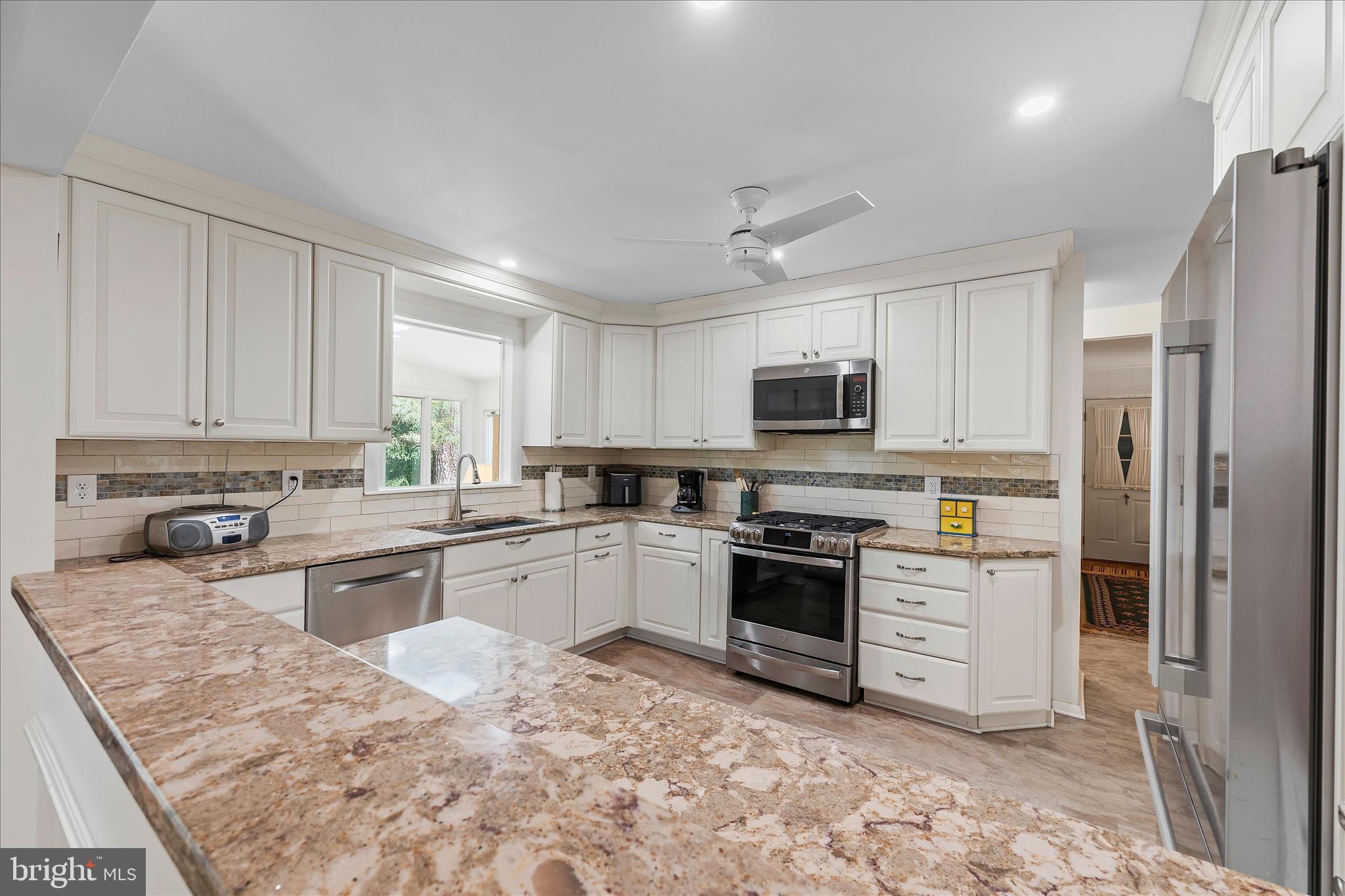 861 TWIN HARBOR DRIVE