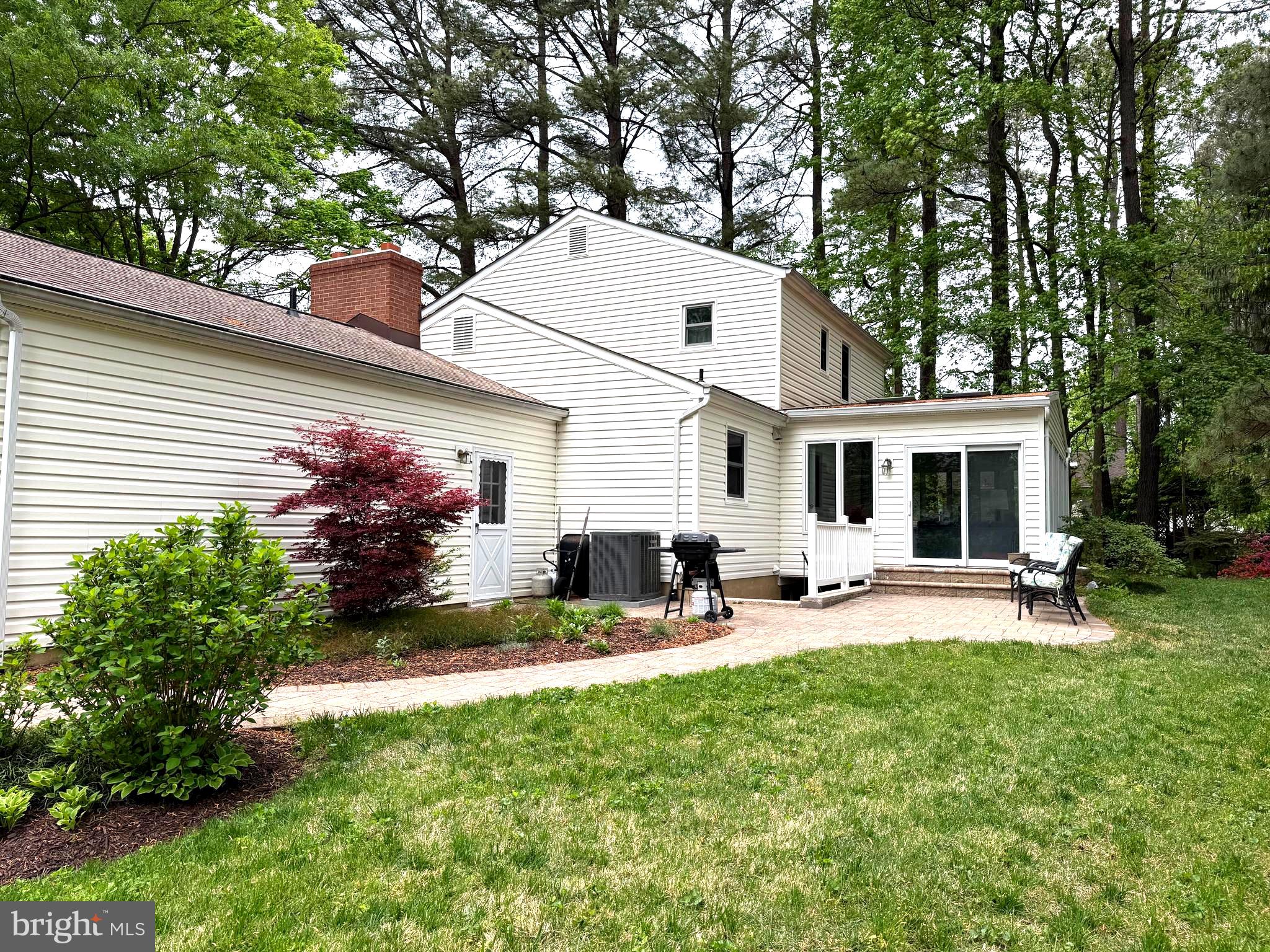 861 TWIN HARBOR DRIVE