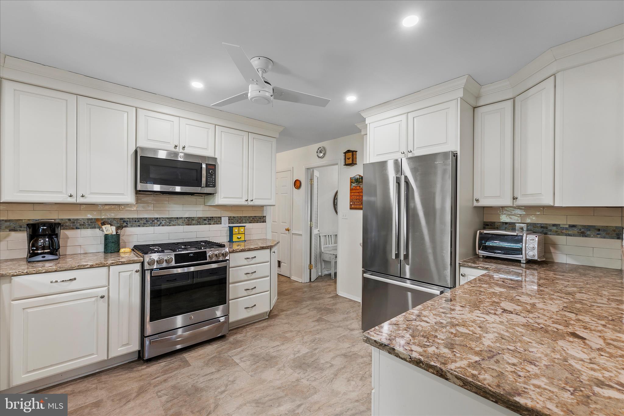 861 TWIN HARBOR DRIVE