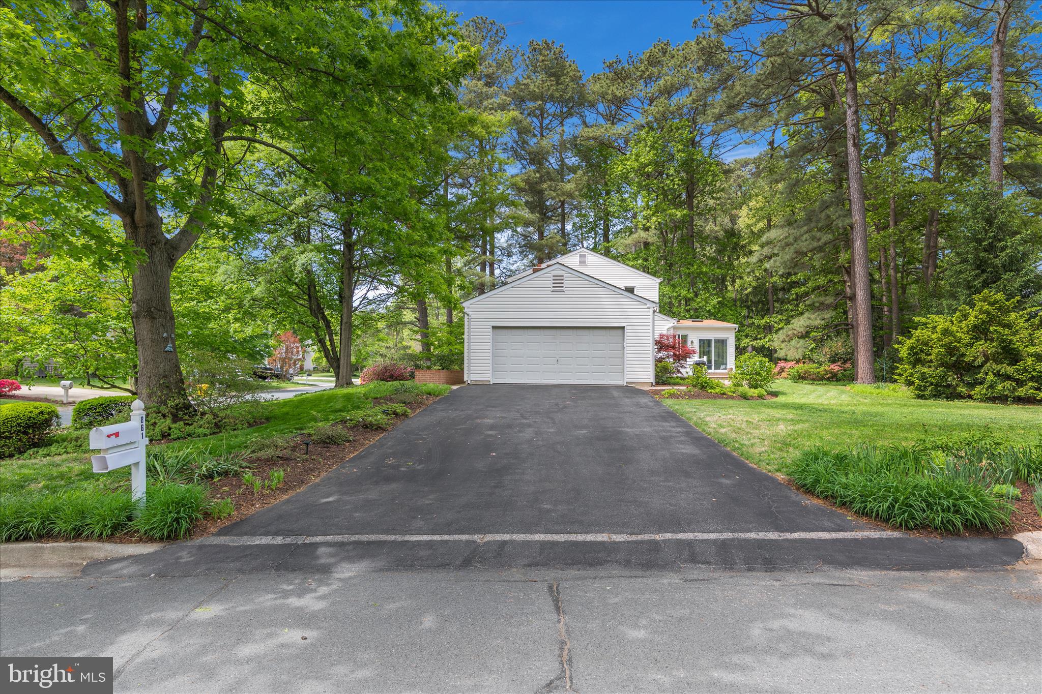 861 TWIN HARBOR DRIVE