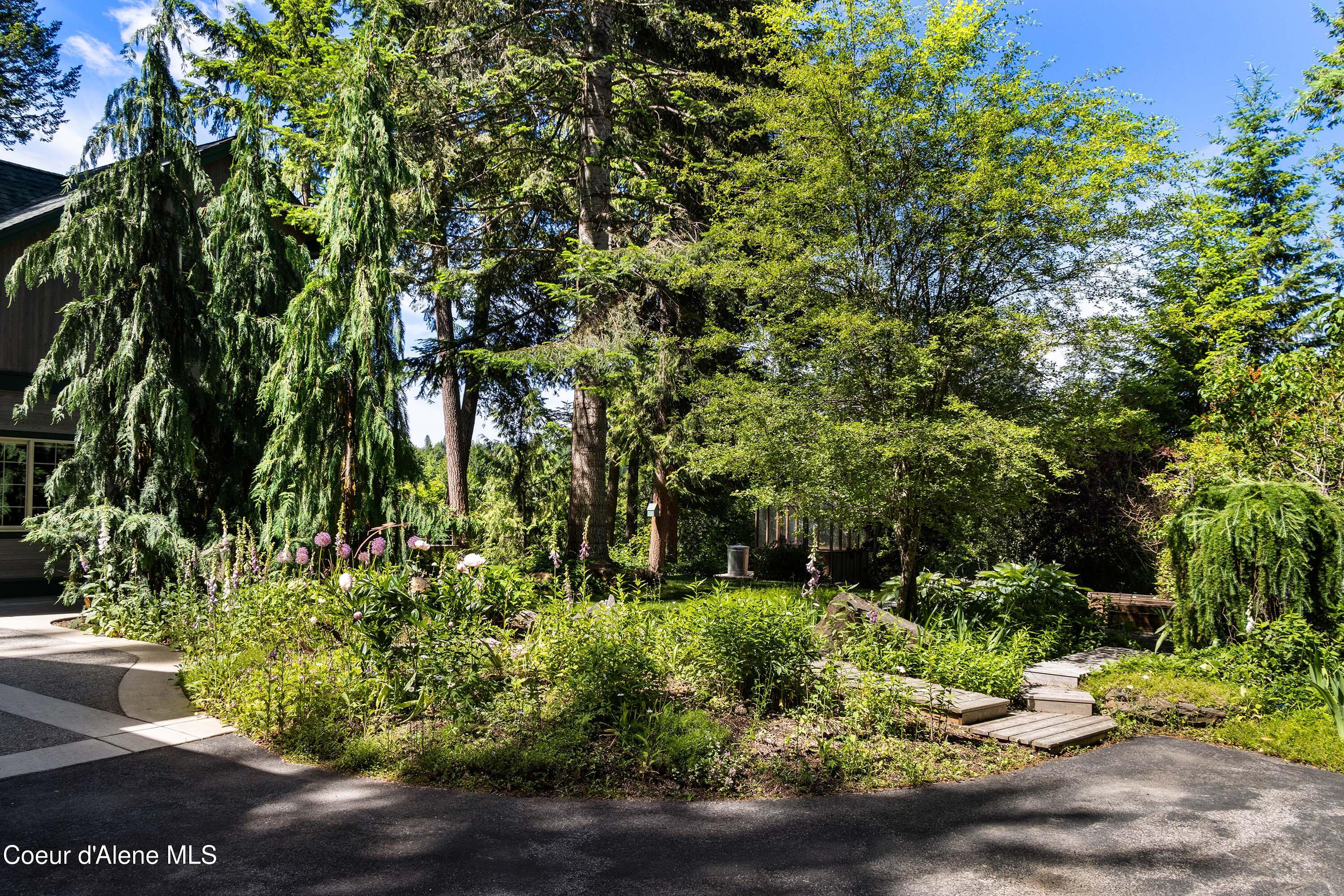414 Creekside Ln