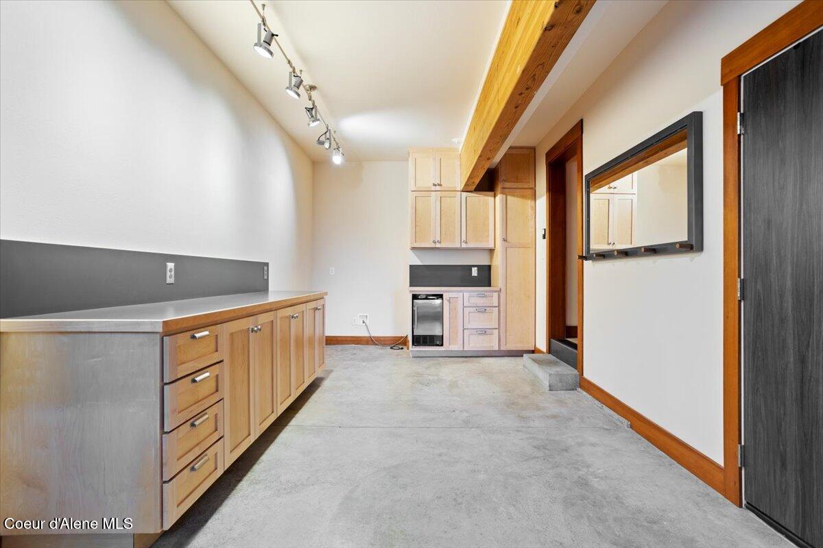414 Creekside Ln