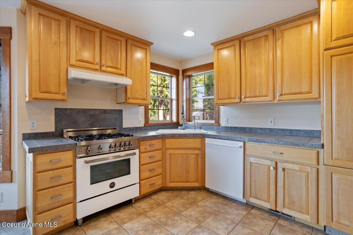 414 Creekside Ln