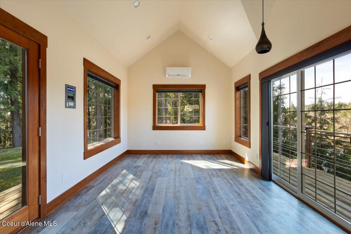 414 Creekside Ln