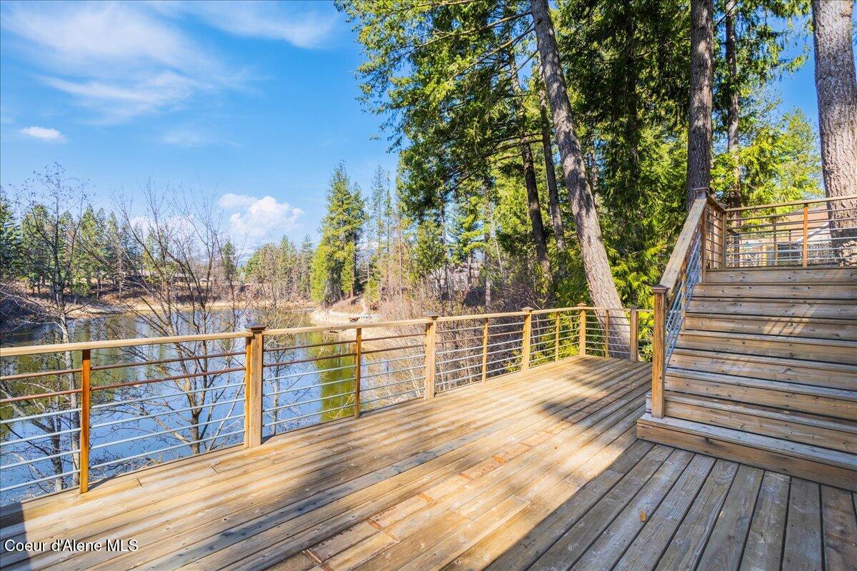 414 Creekside Ln