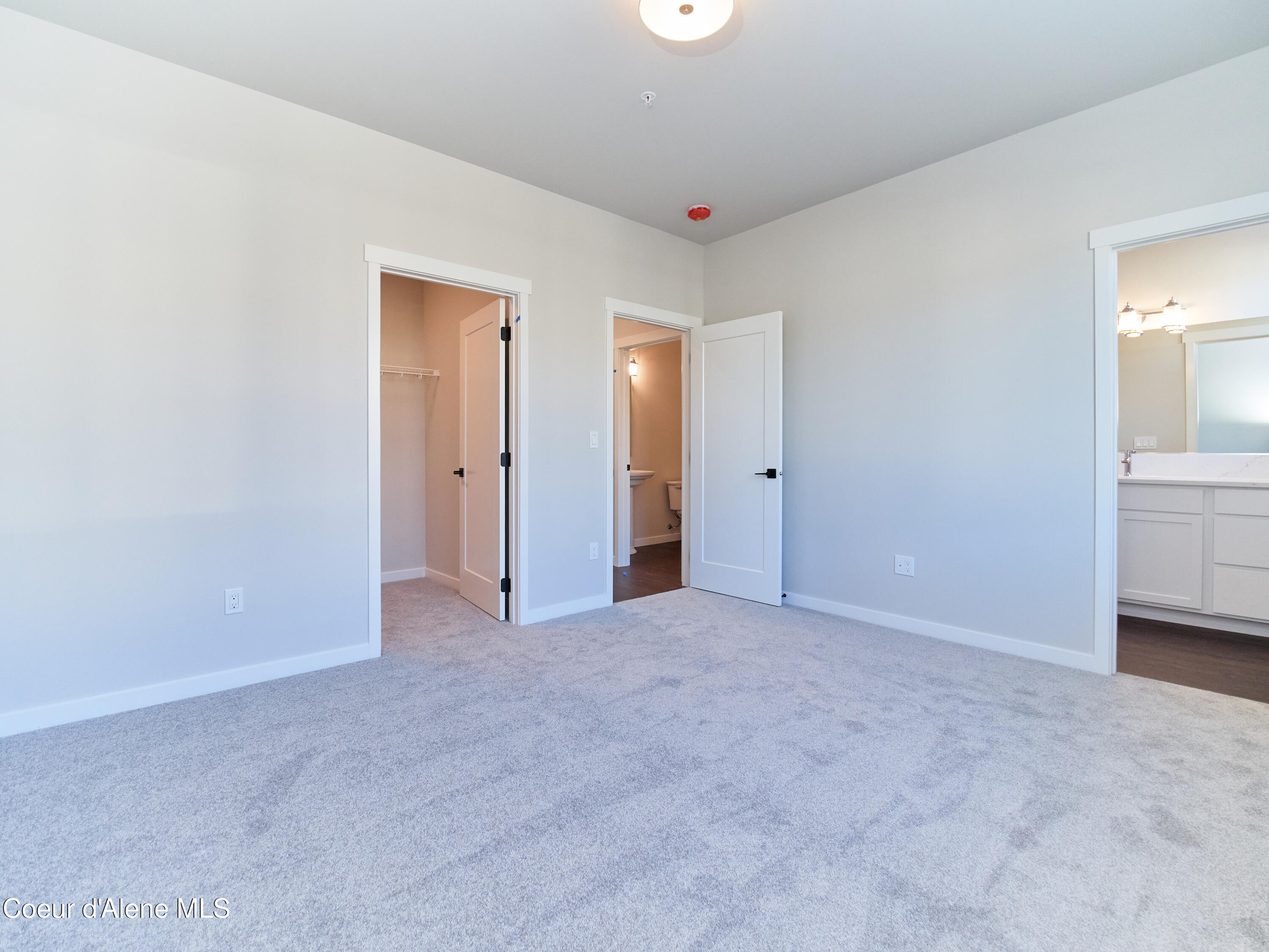 898 E Railroad Avenue