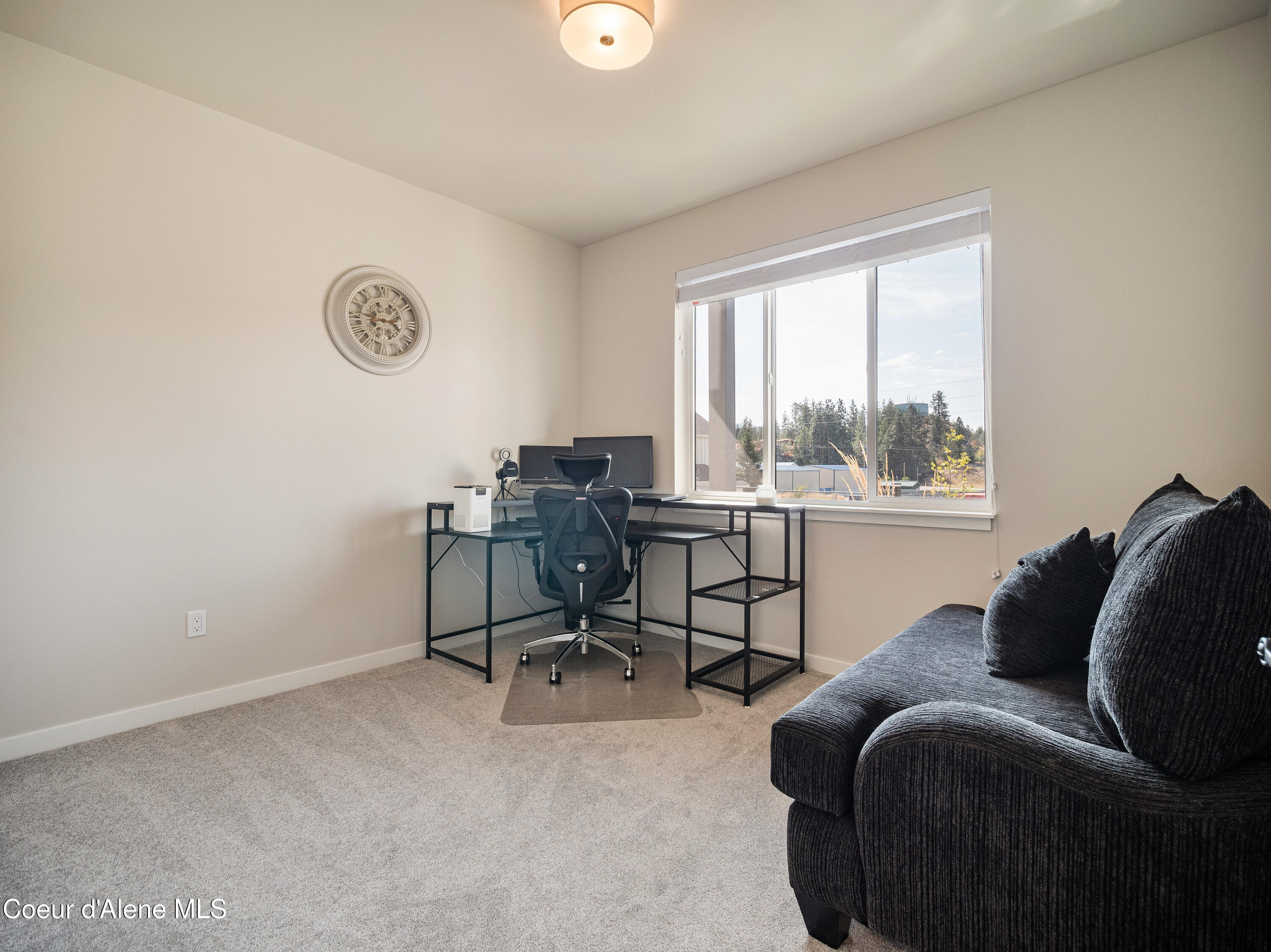898 E Railroad Avenue