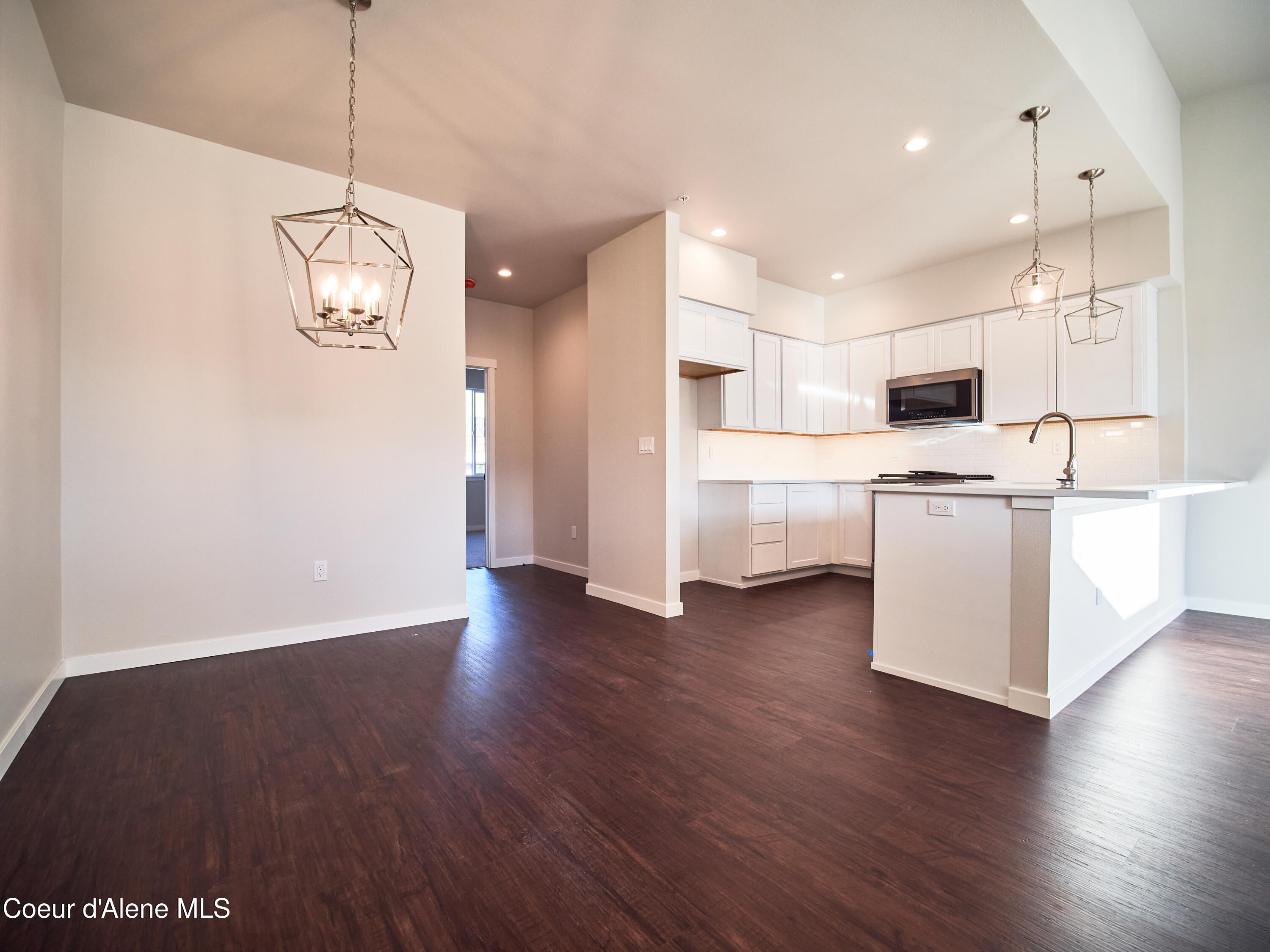 898 E Railroad Avenue