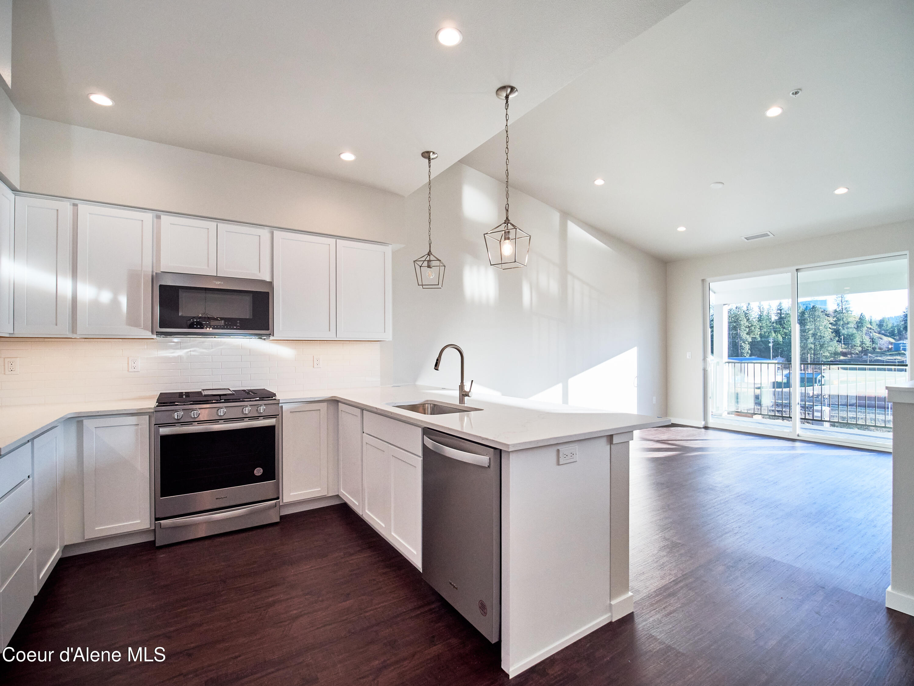 898 E Railroad Avenue