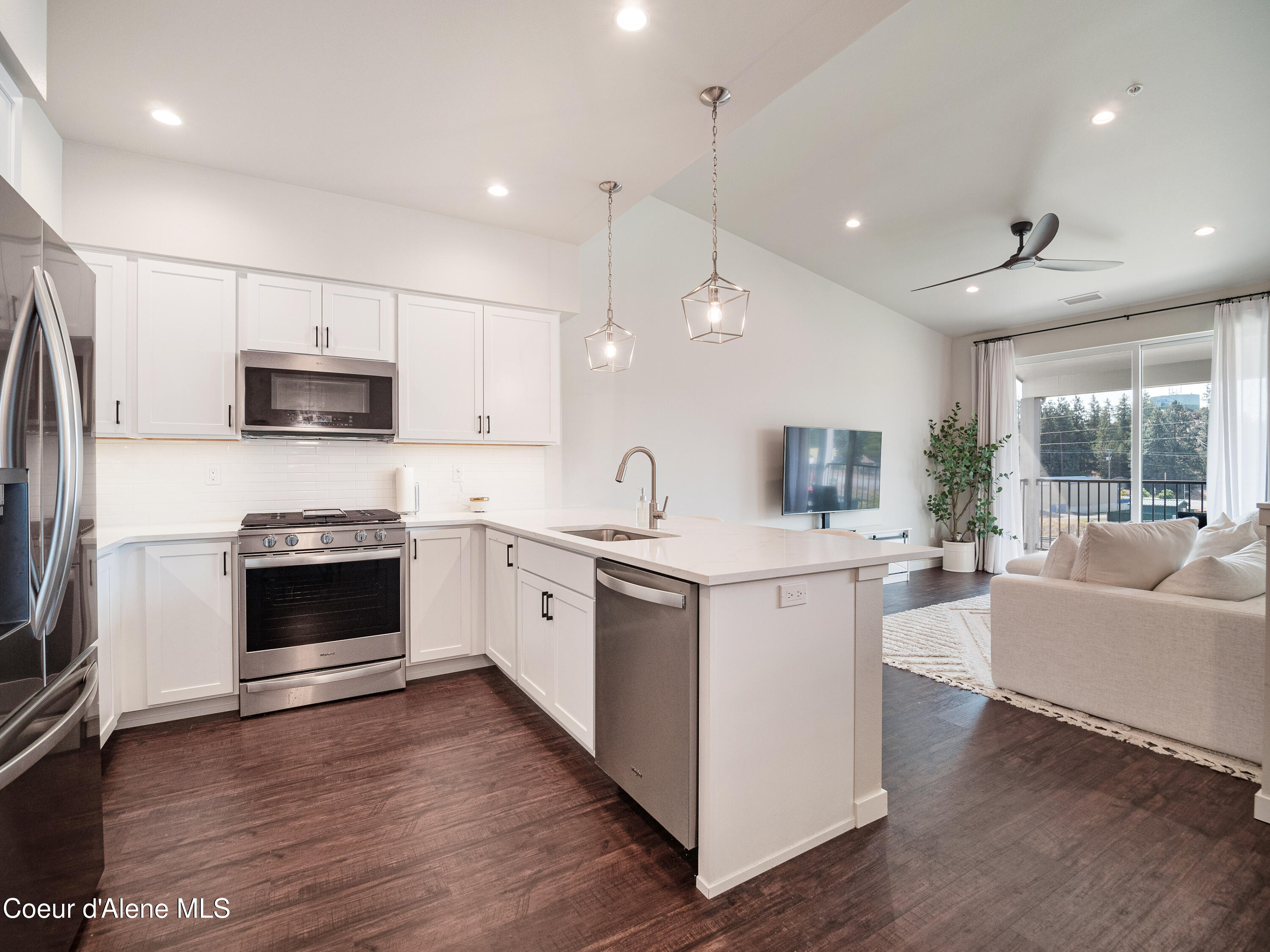 898 E Railroad Avenue