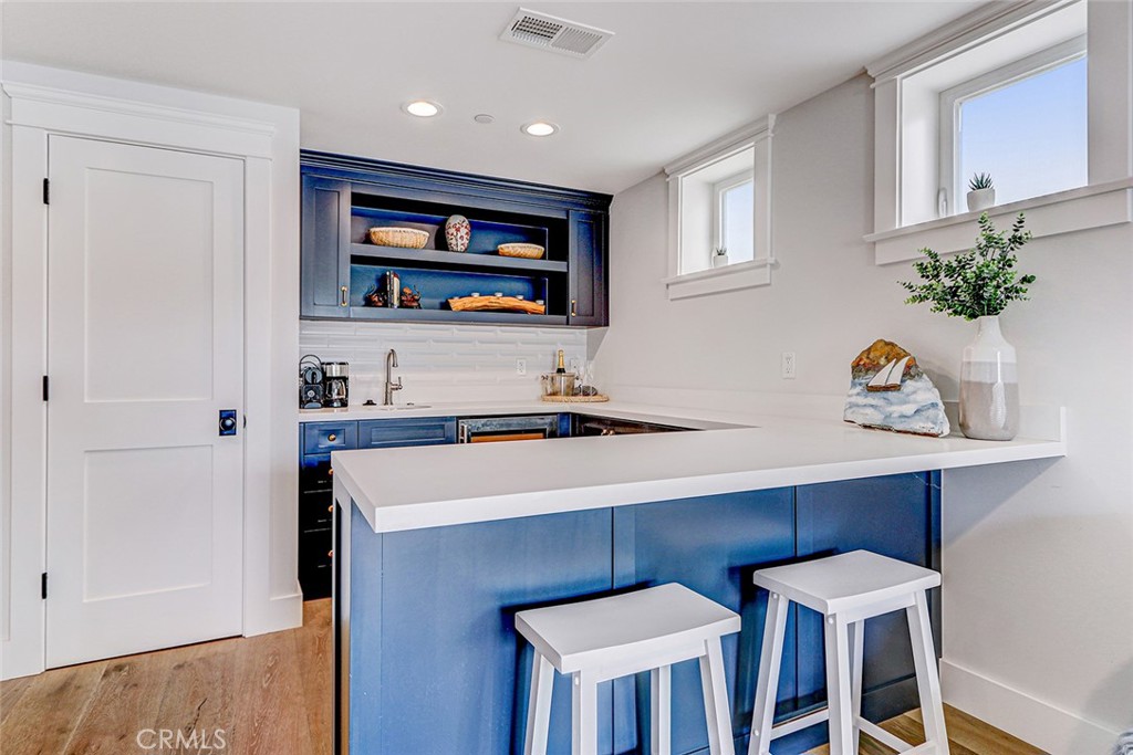 704 Loma