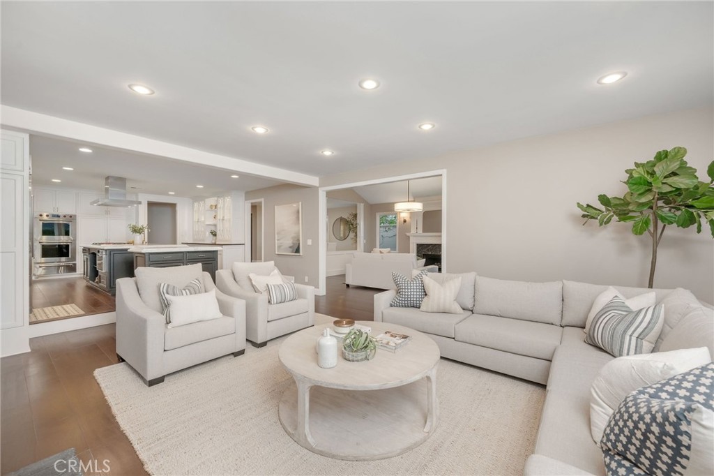 1704 N Poinsettia