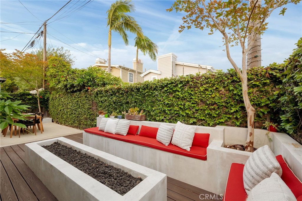 1704 N Poinsettia