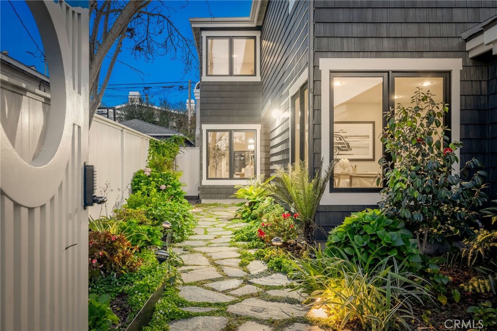 1704 N Poinsettia