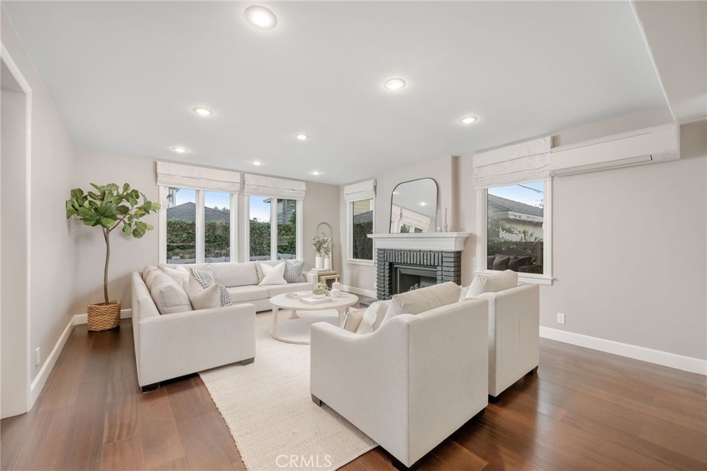 1704 N Poinsettia
