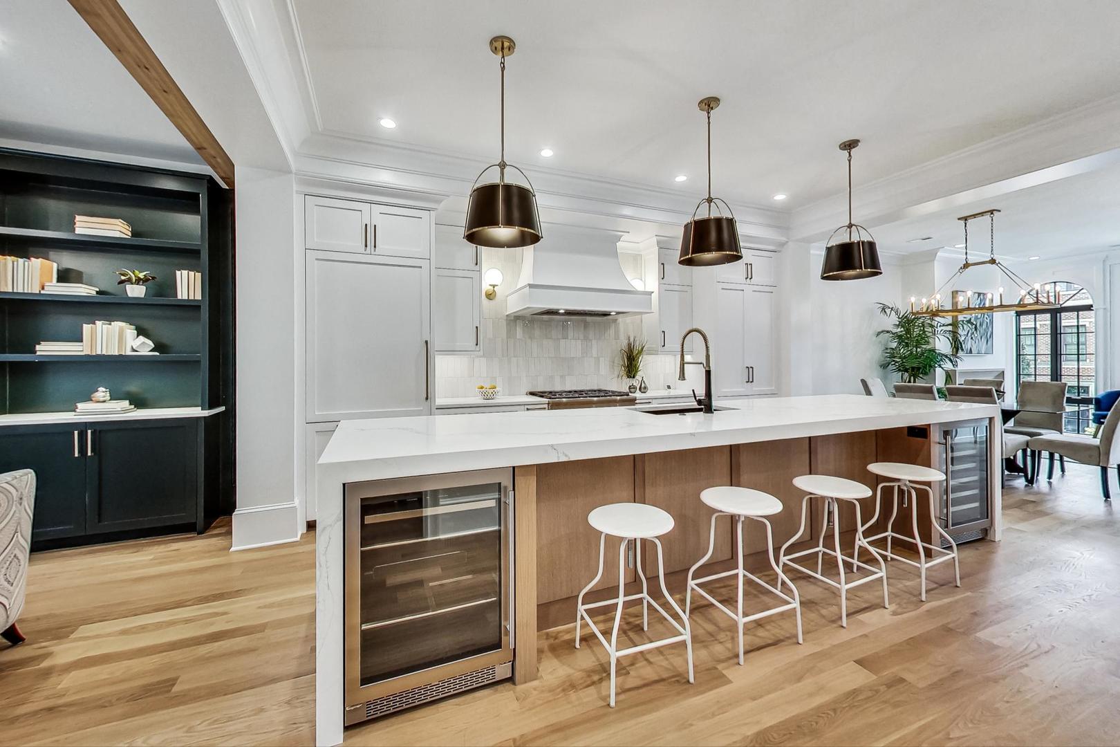 2049 N Clifton Avenue Unit: 2