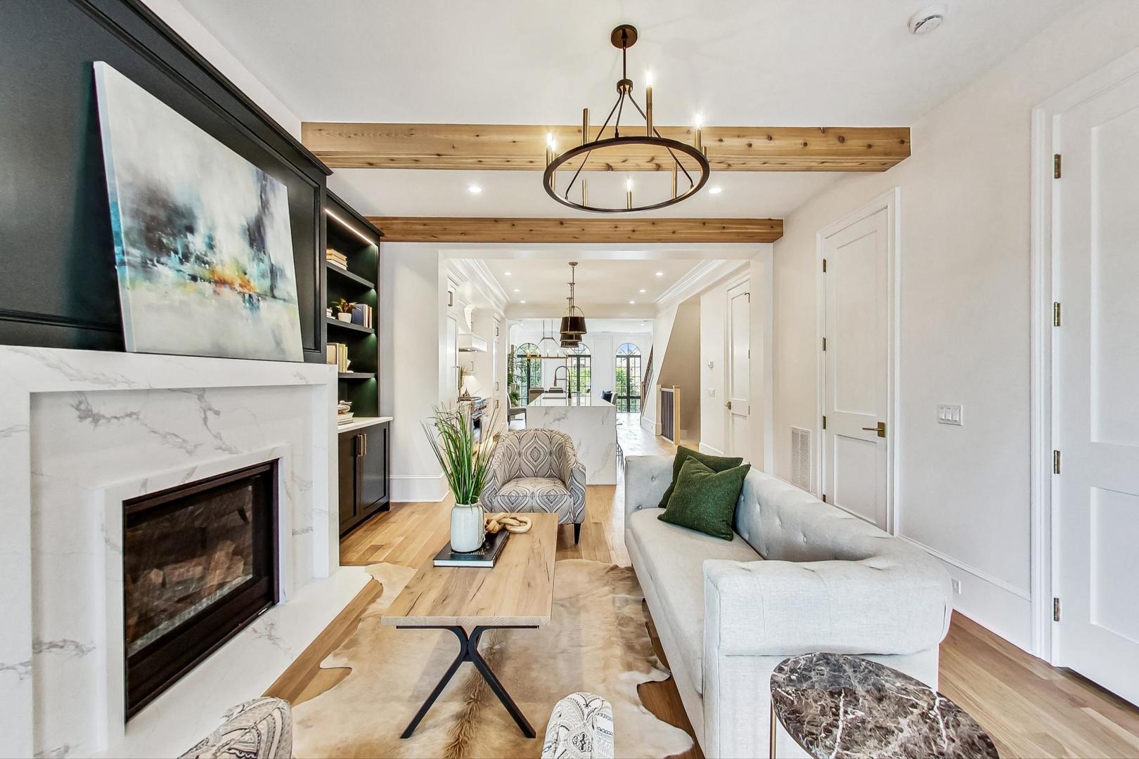 2049 N Clifton Avenue Unit: 2