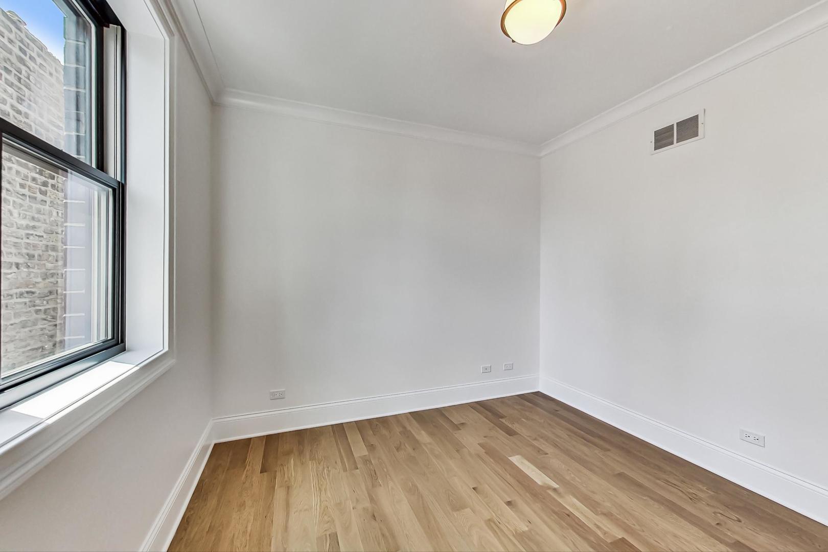 2049 N Clifton Avenue Unit: 2