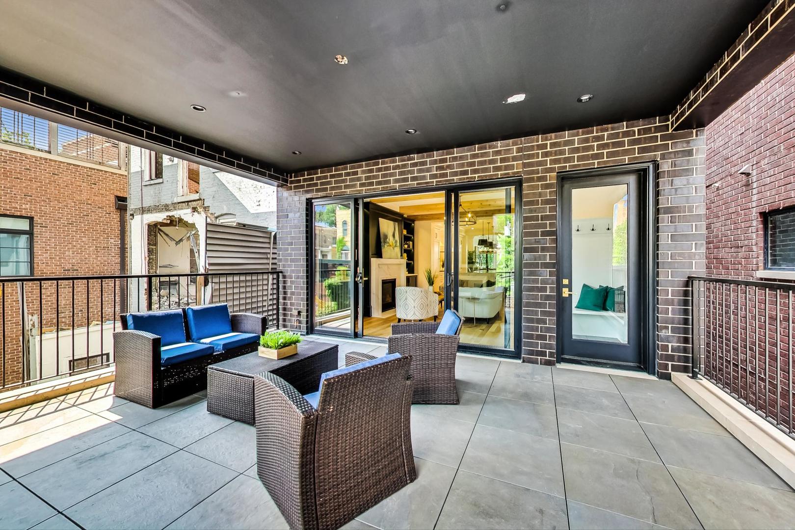 2049 N Clifton Avenue Unit: 2