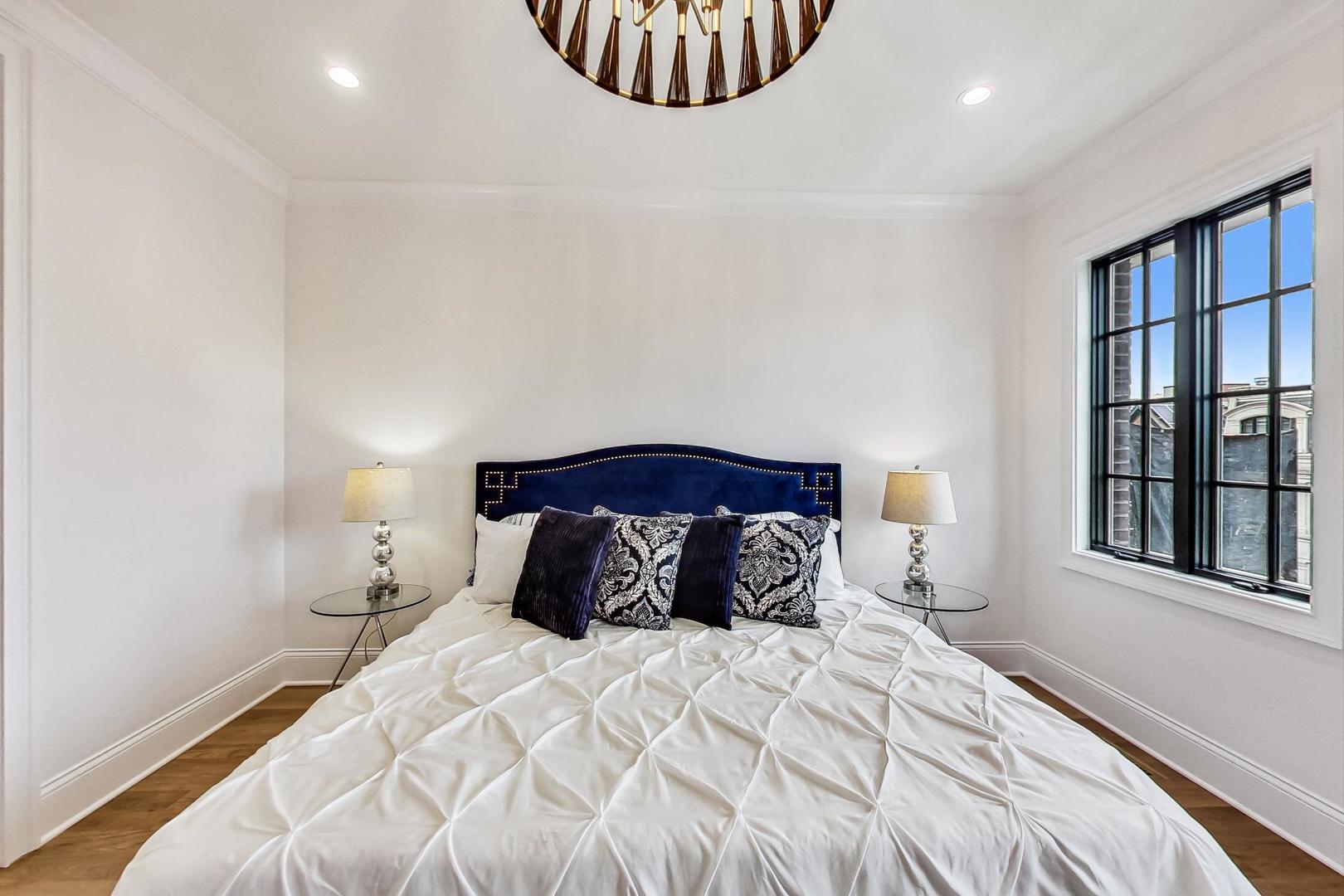 2049 N Clifton Avenue Unit: 2
