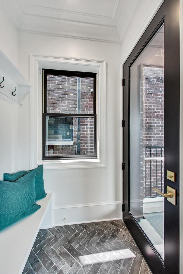 2049 N Clifton Avenue Unit: 2