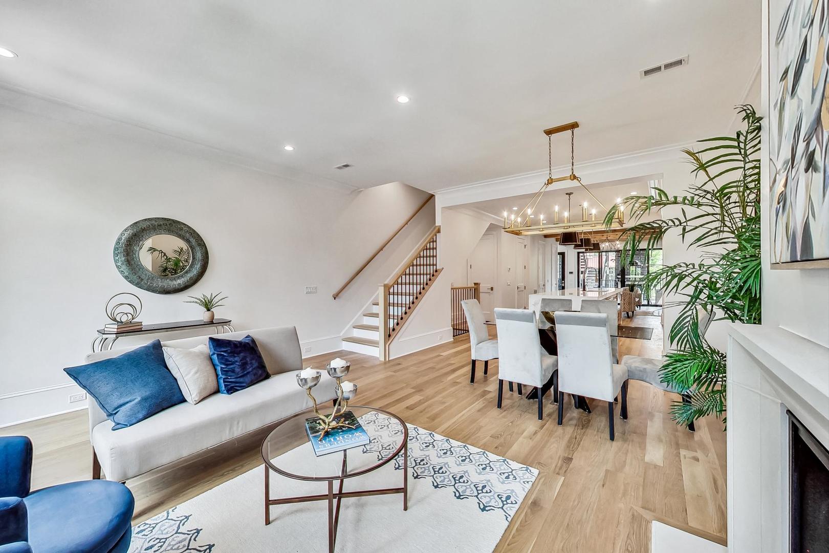2049 N Clifton Avenue Unit: 2