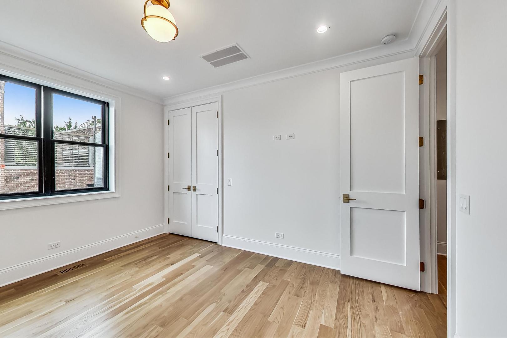2049 N Clifton Avenue Unit: 2