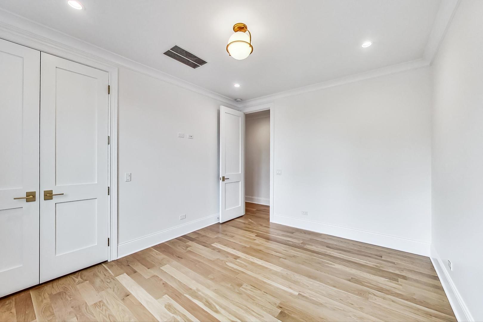 2049 N Clifton Avenue Unit: 2