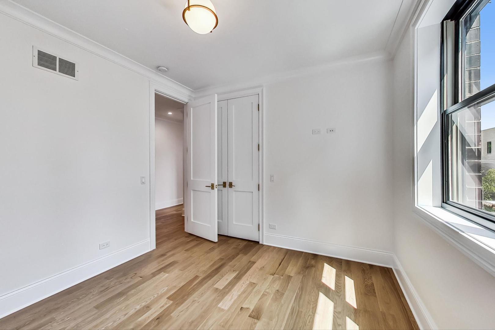 2049 N Clifton Avenue Unit: 2