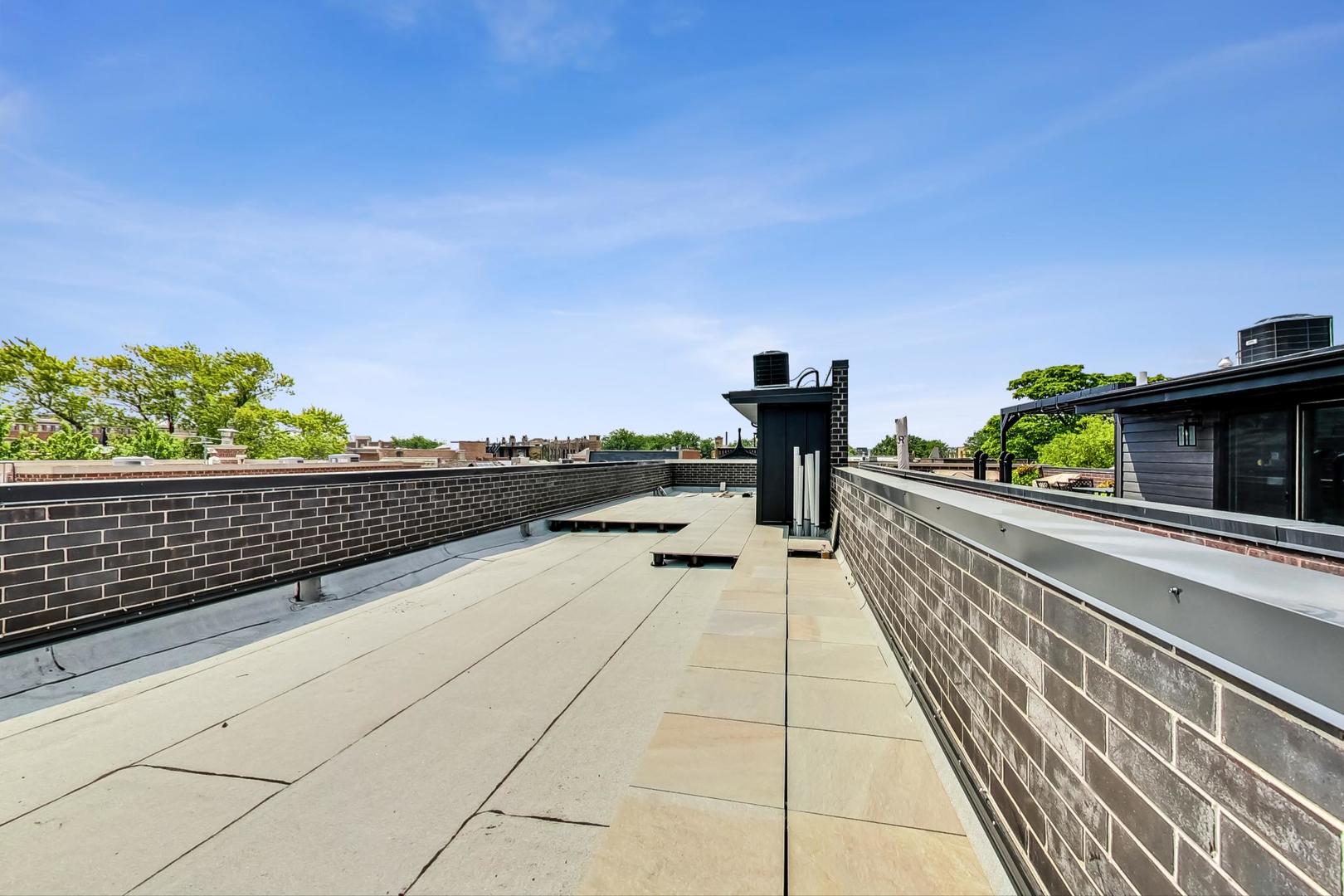 2049 N Clifton Avenue Unit: 2